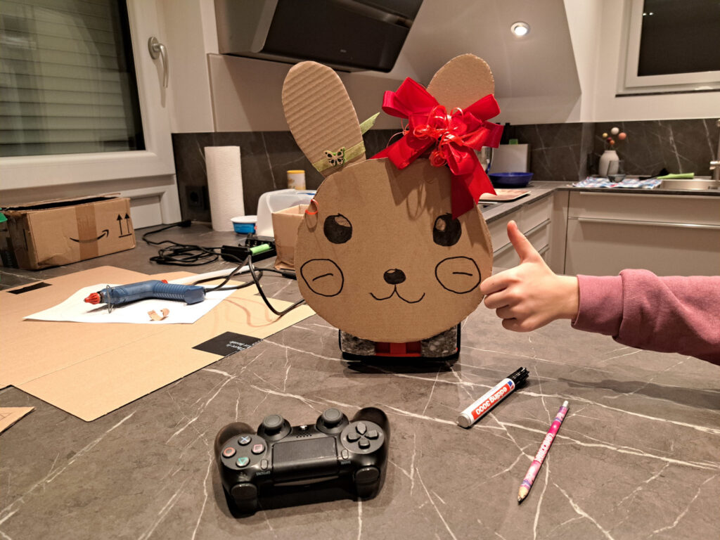 Roboter-Auto mit Acrylglas und Pappe