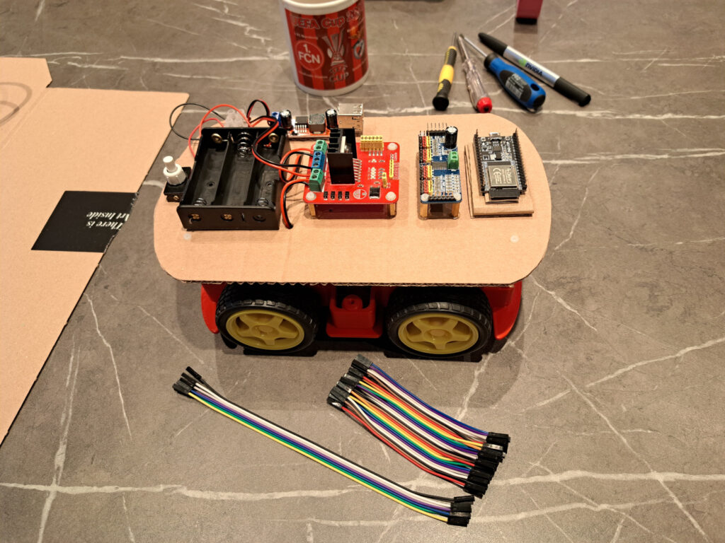 Hybrid-Chassis aus Acrylglas und Pappe