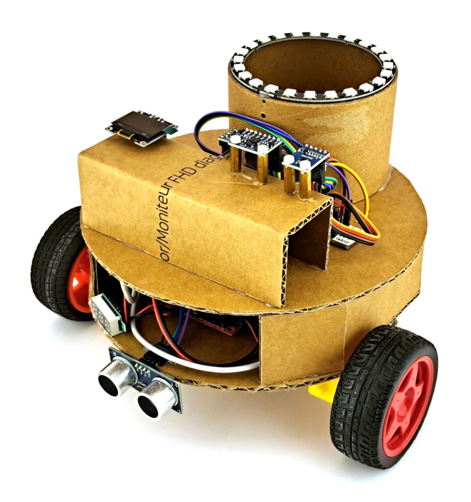 Fertiges Roboter-Auto aus Pappe
