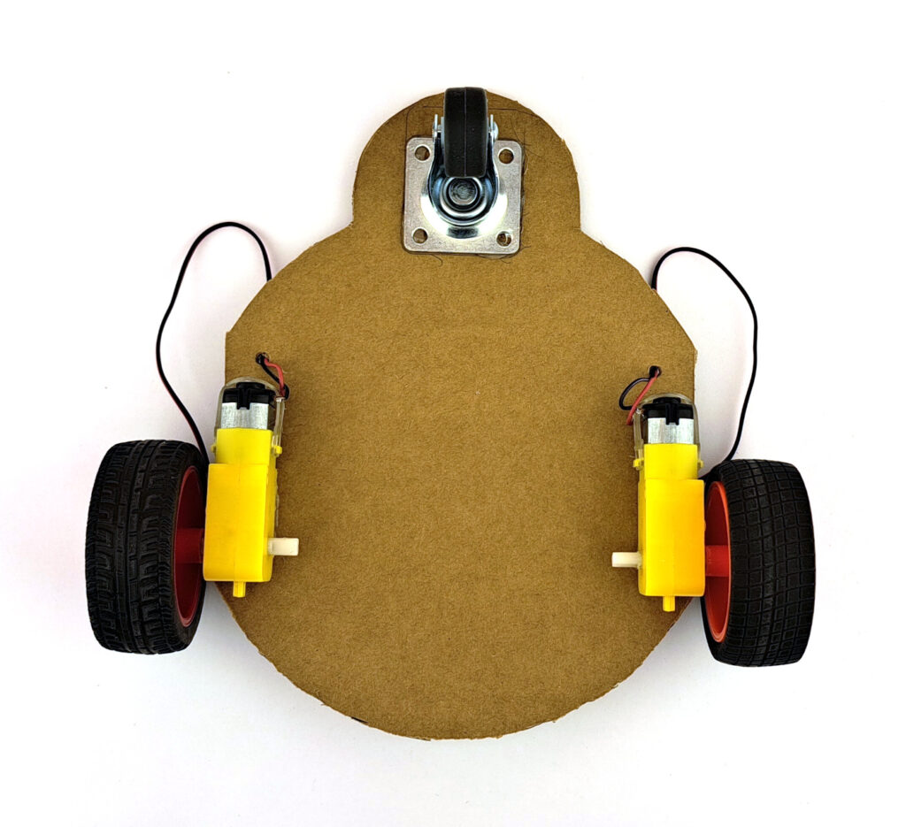 Unterseite des Pappe-Chassis mit Motoren und Rolle